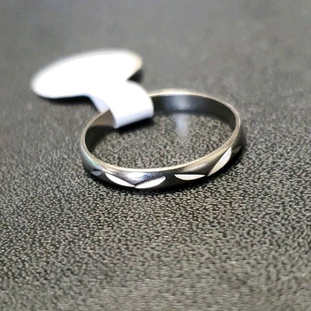 18K White Gold-plated Criss Cross Diamond Cut Design Band Ring Size 6.25